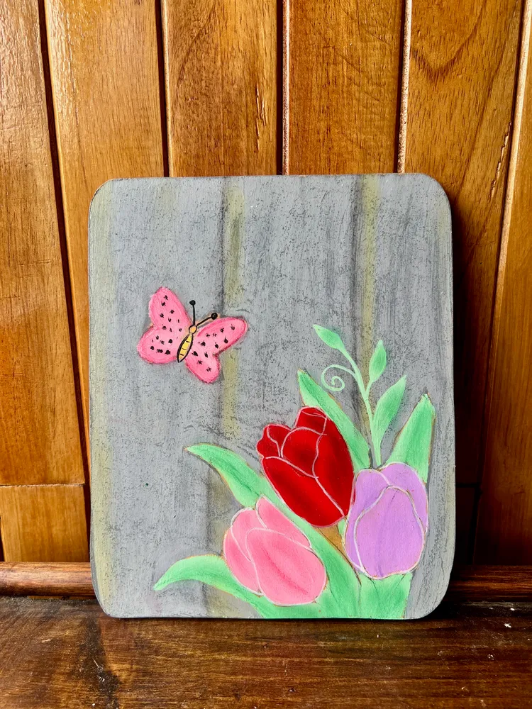 Placa de Madera "Tulipanes y Mariposa"