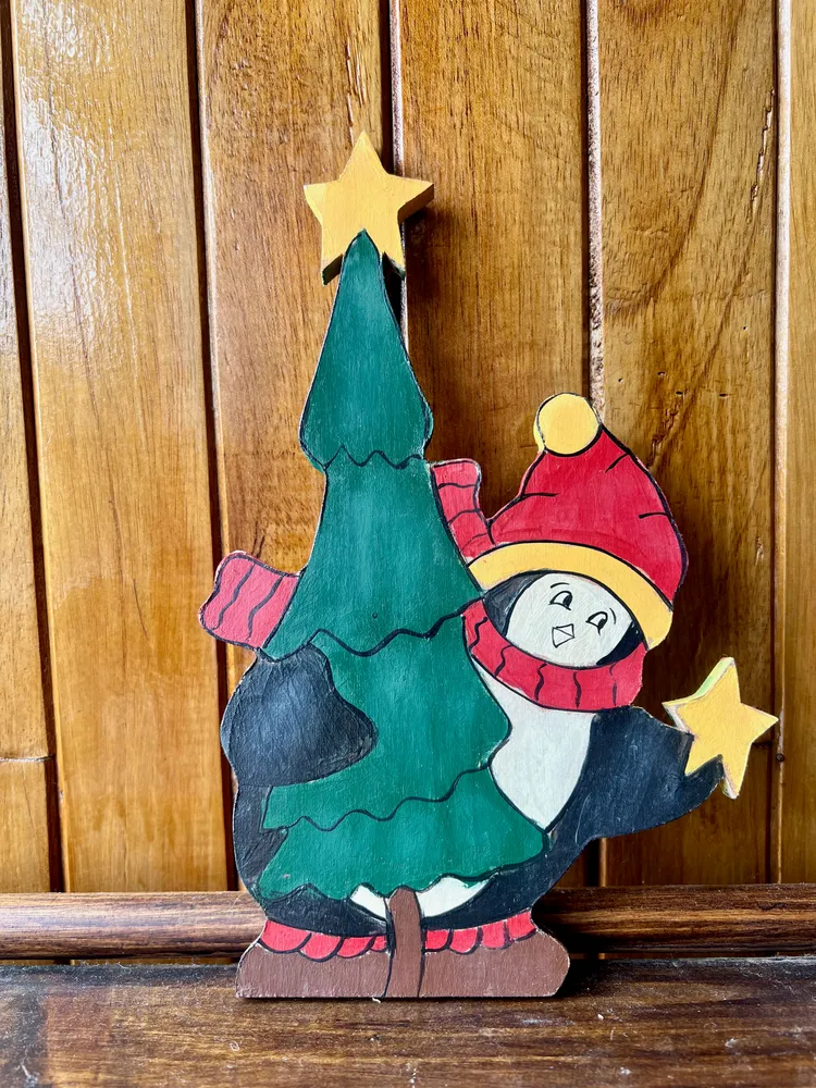 Figura de Madera "Pingüino Navideño"